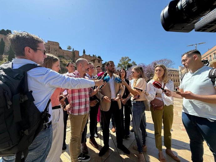 El secretario general de Vox, Ignacio Garriga, atiende a los periodistas en Málaga.