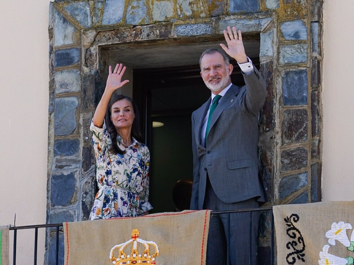 La Reina Letizia enamora con un primaveral vestido de flores muy especial en su visita a Guadalupe con el Felipe