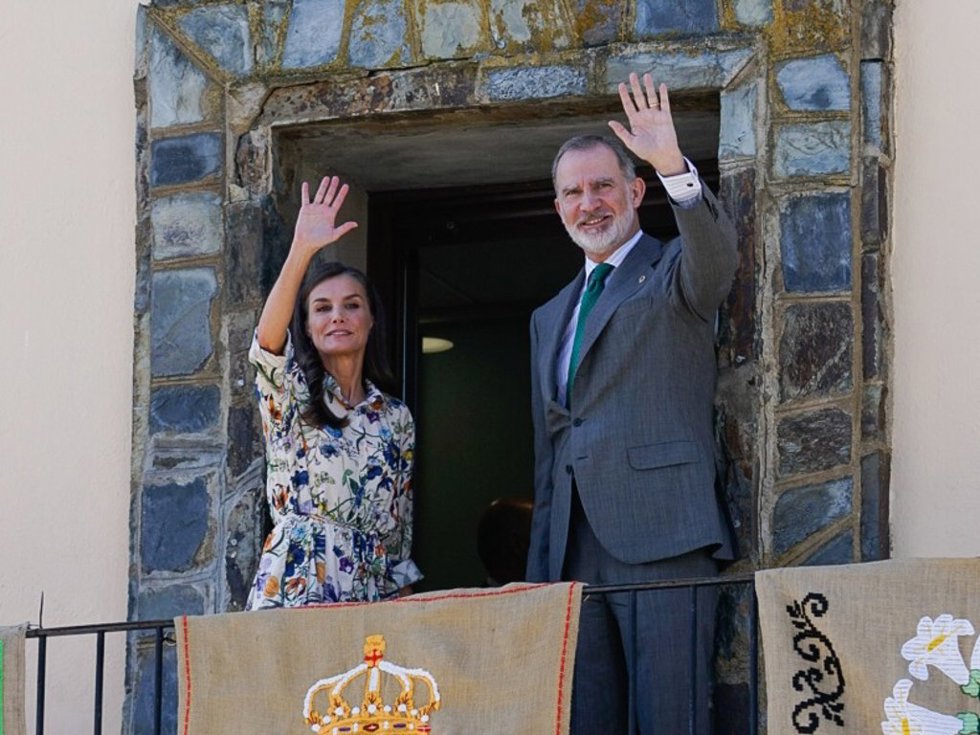 Los Reyes Felipe VI y Letizia saludan a los vecinos desde el balcón del Ayuntamiento de Guadalupe durante su visita a la localidad extremeña
