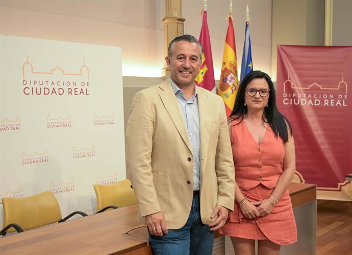 La portavoz del equipo de Gobierno de la Diputación de Ciudad Real, Rocío Zarco, y el vicepresidente de Organización Interna, Adrián Fernández.