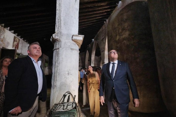El consejero de Turismo de la Junta de Andalucía, Arturo Bernal, en el interior de una de las bodegas del Condado de Huelva adquiridas mediante Plan de Sostenibilidad Turística en Destino (PSTD) para acoger espacios dedicados al enoturismo.