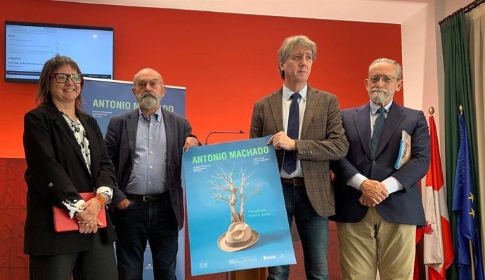 Martínez (segundo por la dcha) en la presentación de un evento sobre Machado en Soria