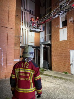 Incendio en ropa colgada en un balcón en Santoña