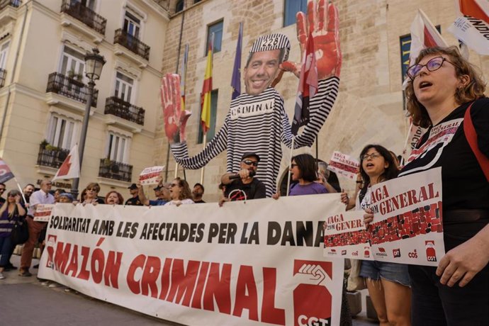 Protesta d elos sidnicatos convocantes d ela huelga del 29M ante Les Corts