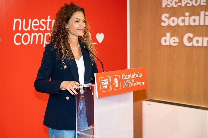 La portavoz del PSOE de Cantabria, Ainoa Quiñones, en rueda de prensa