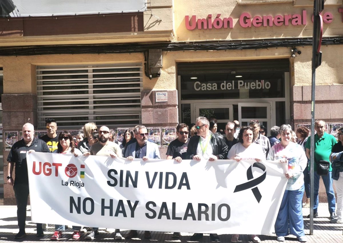 UGT FICA se concentra por el último trabajador riojano fallecido en accidente laboral, reclamando medidas de seguridad