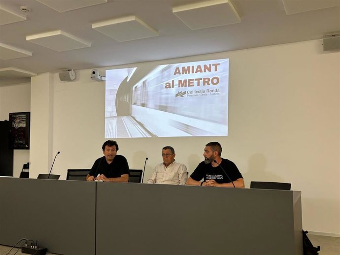 El abogado de Col·lectiu Ronda, Àlex Tisminetzky; el extrabajador del Metro afectado por amianto, Rafael Rubio, y el representante de CGT del Metro, Ángel Muñoz