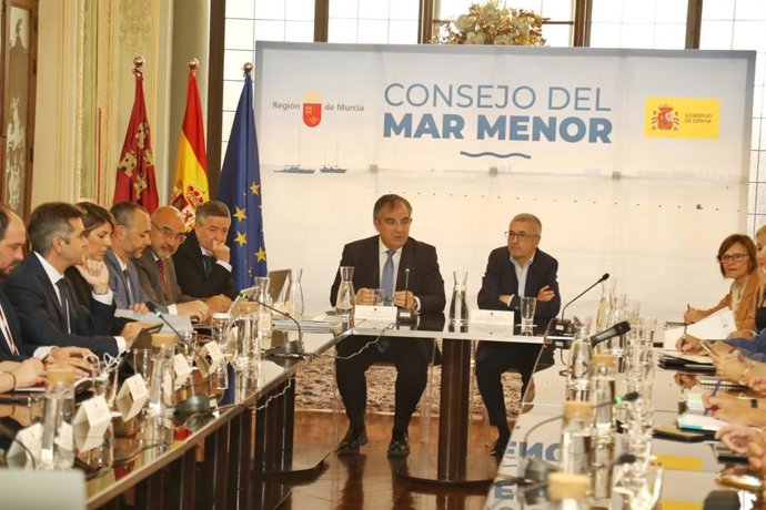 El secretario de Estado de Medio Ambiente, Hugo Morán, y el consejero de Medio Ambiente, Universidades, Investigación y Mar Menor, Juan María Vázquez, durante la constitución del Consejo del Mar Menor