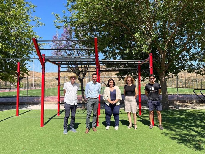 Representantes institucionales y técnicos junto a la nueva estructura deportiva instalada en Sorbas (Almería) dentro de las actuaciones del PFEA.
