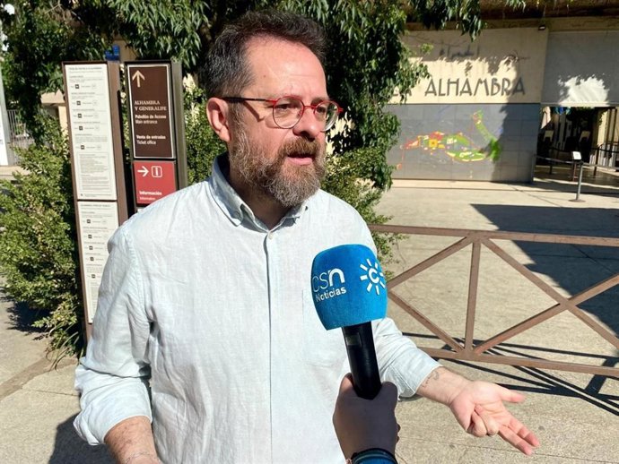 El secretario de Cultura del PSOE de Granada, Juanjo Ibáñez