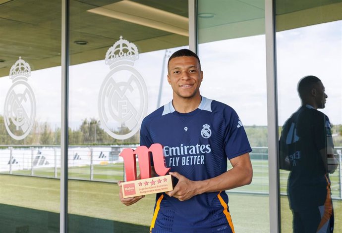 El jugador del Real Madrid Kylian Mbappé recibe el premio 'Jugador Cinco Estrellas de la temporada' de Mahou