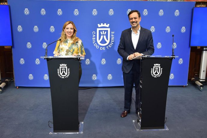 Archivo - La presidenta insular, Rosa Dávila, y el vicepresidente, Lope Afonso, en rueda de prensa por acuerdos de consejo de gobierno