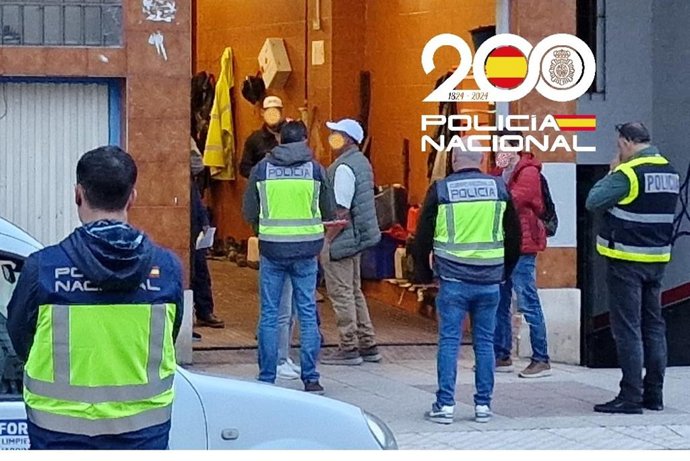 A Polícia Nacional desmantela uma rede de exploração de trabalho em Oviedo.