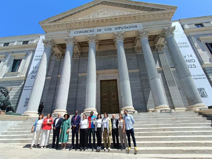 Portavoces de la Plataforma Regularización Ya junto a diputados de PSOE, Sumar, Podemos, Esquerra, Bildu y BNG.