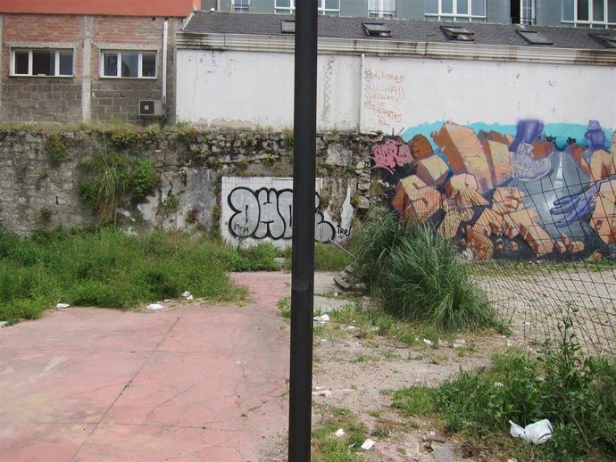 Archivo - Solar con suciedad