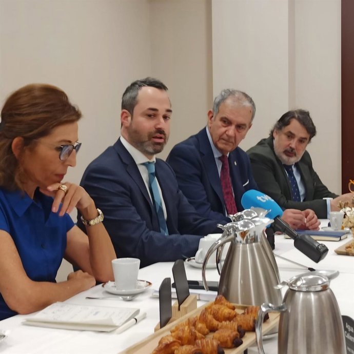 El encargado de Negocios de la Embajada de Israel y embajador en funciones, Dan Poraz, en un encuentro con la prensa en un hotel de Santiago de Compostela