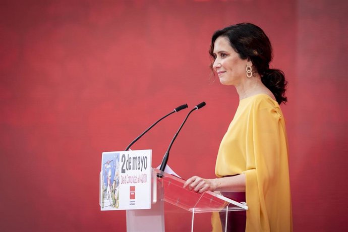 La presidenta de la Comunidad de Madrid, Isabel Díaz Ayuso, interviene durante la entrega de las Grandes Cruces de la Orden del Dos de Mayo, en la Puerta del Sol de Madrid