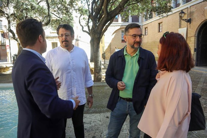El portavoz de Vox en el Ayuntamiento de Huesca, José Luis Rubió, y el diputado autonómico Fermín Civiac.