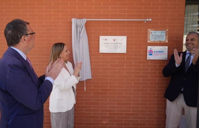 La consejera de Política Social, Conchita Ruiz, junto con el alcalde de Murcia, José Ballesta, y el gerente del grupo Sumavida, Vital Garaulet, durante la inauguración