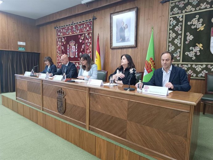 La Vicerrectora De Inclusión, Igualdad Y Proyección Social De La ULE, Raquel Domínguez (Centro), Durante La Inauguración Del Congreso ‘Religión, Salud, Curación’.