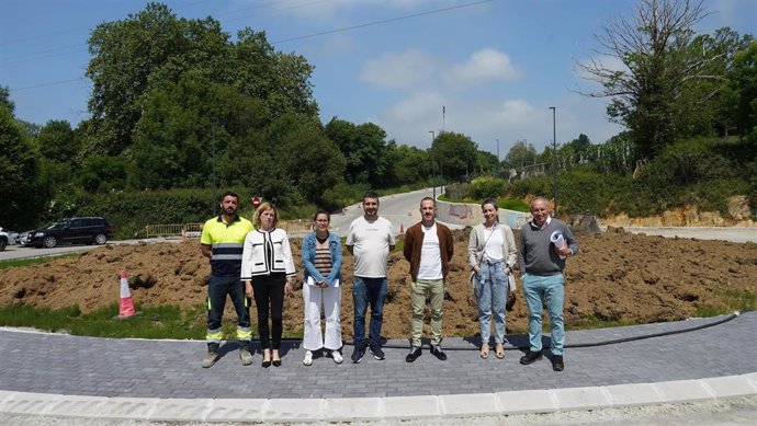 Gil Díaz y Mercedes Sainz, de la empresa adjudicataria, Leire Gabilondo, técnica municipal; Javier Rodríguez, edil de Ordenación y Gestión Urbanística; Ángel García, alcalde de Siero, y María José Fernández y Juan Carlos Álvarez, técnicos municipales.