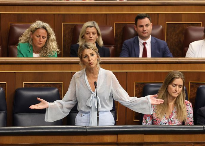 La vicepresidenta segunda y ministra de Trabajo, Yolanda Díaz, interviene durante una sesión de control al Gobierno, a 28 de mayo de 2025, en Madrid (España).