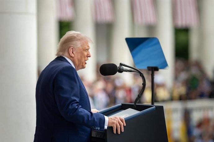 26 de maio de 2025, Arlington, Virgínia, EUA: O presidente Donald Trump faz um discurso durante a cerimônia do Memorial Day no Anfiteatro do Cemitério Nacional de Arlington, na segunda-feira, 26 de maio de 2025, em Arlington, Virgínia.
