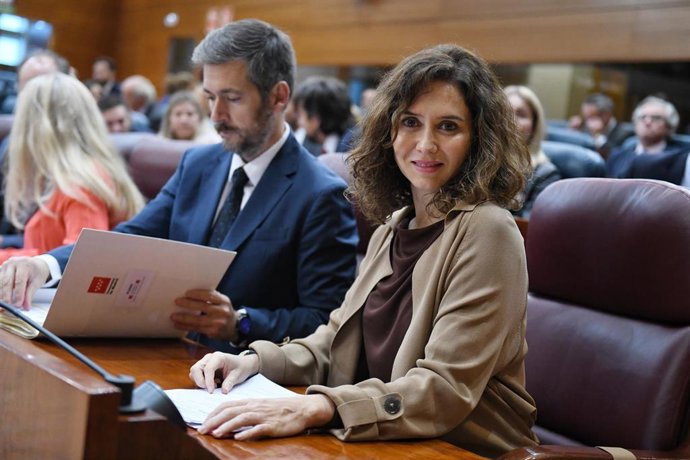 Archivo - La presidenta de la Comunidad de Madrid, Isabel Díaz Ayuso (d), junto al consejero de Presidencia, Justicia y Administración Local, Miguel Ángel García (i), en un pleno de la Asamblea de Madrid
