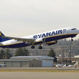 Archivo - Avión de Ryanair