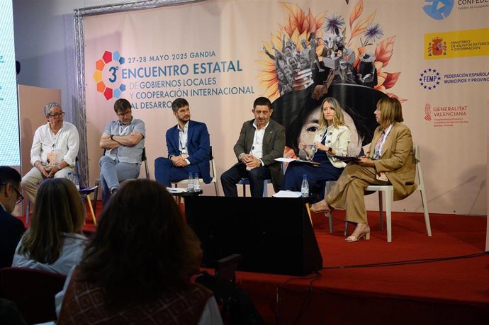 Francisco Reyes (3d), en la mesa redonda sobre cooperación.