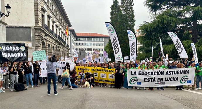Concentración de docentes frente a la Conseyería d'Educación, n'Uviéu, el miércoles 28 de mayu, pa pidir la dimisión de Lydia Espina.