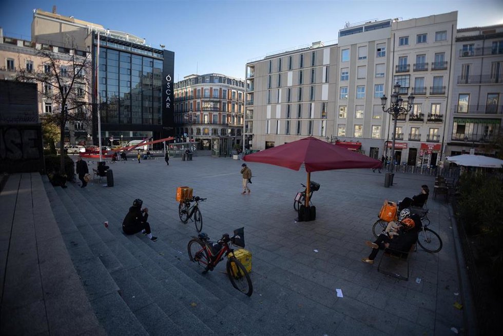 Archivo - Varias personas en la plaza Pedro Zerolo, a 20 de diciembre de 2024, en Madrid (España). La plaza, llamada anteriormente plaza de Bilbao desde 1840 hasta 1931, plaza de Ruiz Zorrilla desde 1931 hasta 1939, plaza de Bilbao de nuevo entre 1940 y