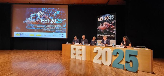 El consejero de Medio Ambiente, Universidades, Investigación y Mar Menor, Juan María Vázquez, junto al secretario de Estado de Medio Ambiente, Hugo Morán, y el rector de la Universidad de Murcia, José Luján