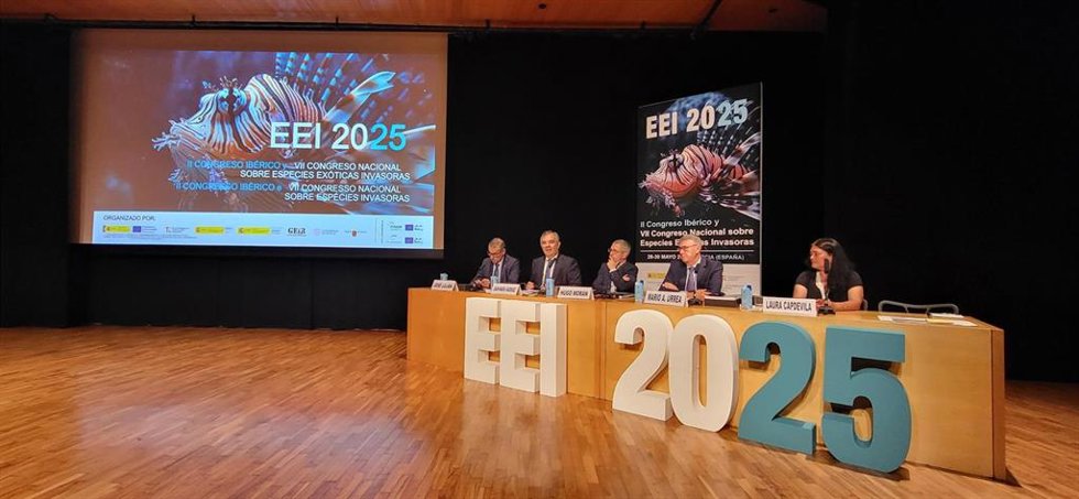 El consejero de Medio Ambiente, Universidades, Investigación y Mar Menor, Juan María Vázquez, junto al secretario de Estado de Medio Ambiente, Hugo Morán, y el rector de la Universidad de Murcia, José Luján