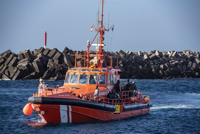 Archivo - Una lancha de Salvamento Marítimo tras el rescate de un cayuco a su llegada al Puerto de la Restinga