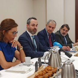 O Encarregado de Negócios da Embaixada de Israel e embaixador interino, Dan Poraz, em uma reunião com a imprensa em um hotel em Santiago de Compostela.