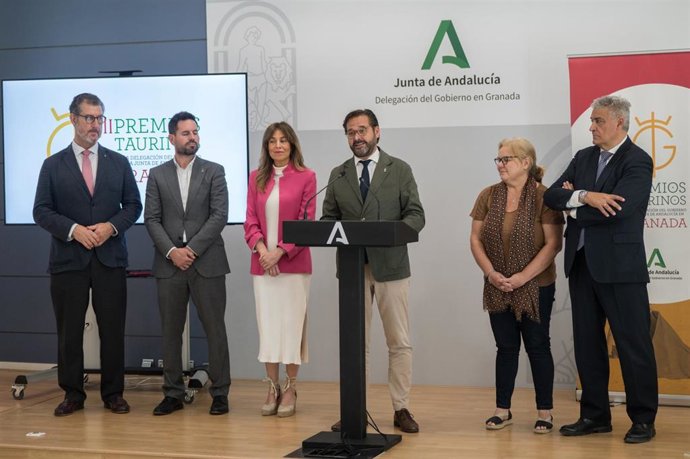 El delegado del Gobierno andaluz en Granada, Antonio Granados, atiende a los medios