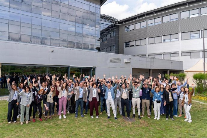 Imagen de miembros del Clúster de Residus de Catalunya, el Packaging Cluster, Tèxtils.CAT, el Clúster MAV y el Sincrotró ALBA.