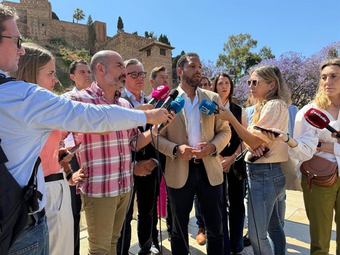 El secretario general de Vox, Ignacio Garriga, atiende a los periodistas en Málaga.