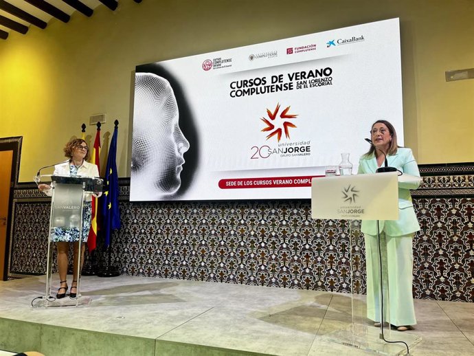 La rectora de la Universidad San Jorge, Silvia Carrascal, en la presentación de los cursos de verano de la Universidad Complutense, junto a la vicerrectora de Comunicación y directora de los Cursos de Verano de la UCM, Natalia Abuín.