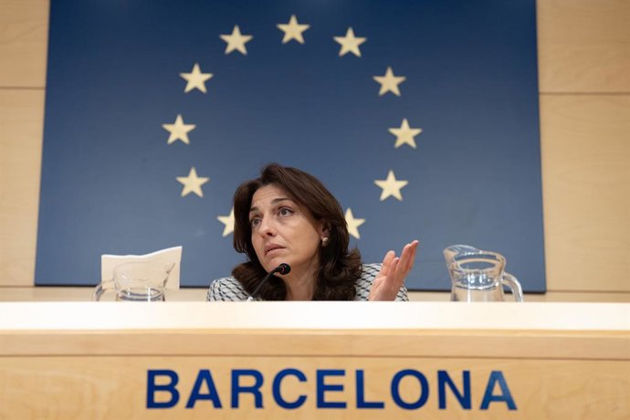 La presidenta de la delegación del Partido Democrático de Italia, Irene Tinagli, ofrece declaraciones a los medios de comunicación, en la oficina del Parlamento Europeo en Barcelona, a 28 de mayo de 2025, en Barcelona, Catalunya (España). Tinagli ha hecho