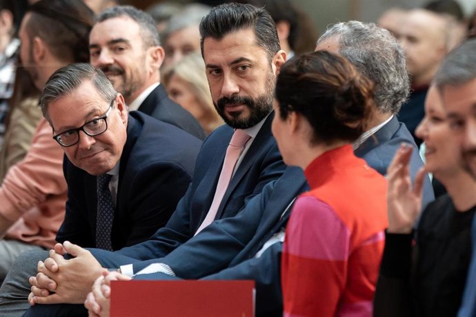 Archivo - La presidenta de la Comunidad de Madrid, Isabel Díaz Ayuso, de espaldas junto al secretario general del PP de Madrid, Alfonso Serrano, y el portavoz en la Asamblea, Carlos Díaz-Pache. 