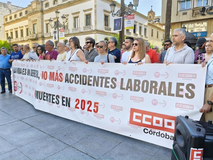 CCOO y UGT se concentran en las Tendillas por el sexto accidente laboral mortal en lo que va de año en Córdoba.