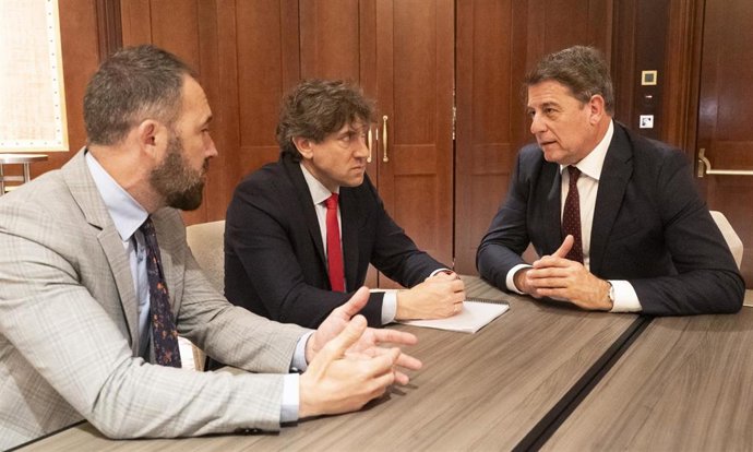 El jefe de filas del PSdeG, José Ramón Gómez Bestiero, se reúne en Madrid con el secretario general del PSE-EE, Eneko Andueza, y el consejero vasco de Vivienda, el socialista Denis Itxas