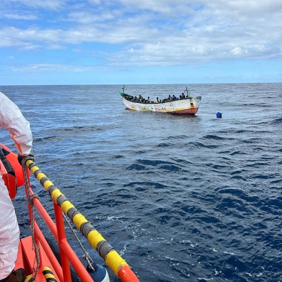 Archivo - Cayuco rescatado en aguas de El Hierro