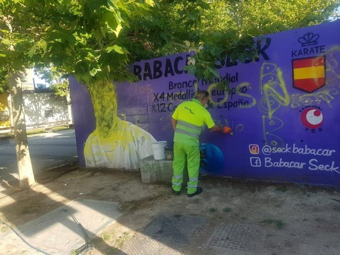 Archivo - Mural vandalizado dedicado al deportista Babacar Seck