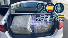 Los agentes intervinieron 43 kilogramos de cannabis sativa cuando la trama descargaba el cargamento de un vehículo.