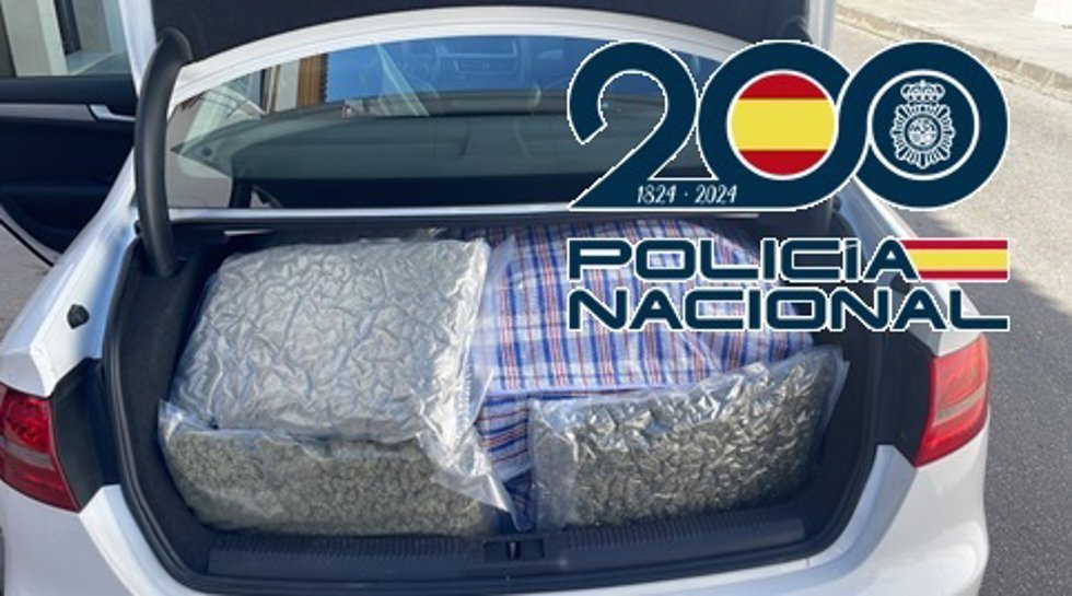 Los agentes intervinieron 43 kilogramos de cannabis sativa cuando la trama descargaba el cargamento de un vehículo.