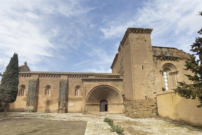 Exterior del Real Monasterio de Santa María de Sijena, en Sijena, Huesca, Aragón (España).