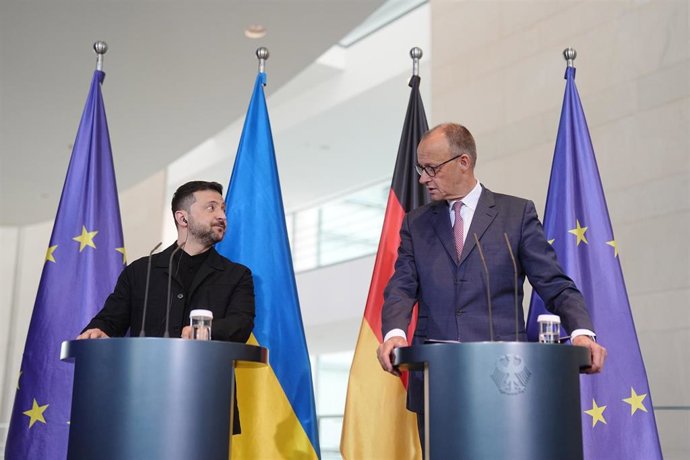 El canciller de Alemania, Friedrich Merz, y el presidente de Ucrania, Volodimir Zelenski, comparecen ante los medios